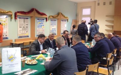 Spotkanie podsumowujące działania w zakresie poprawy bezpieczeństwa ruchu drogowego, podczas którego WORD w Radomiu przekazał Policji alkomaty.